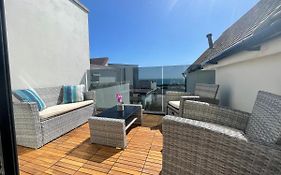 The Alice Apartment - By Coastline Retreats - Stunning Balcony Apartment With Sea Views - Alice In Wonderland Themed Secret Room - Luxury Copper Bath In Master Bedroom